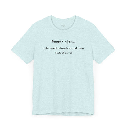 TENGO 4 HIJOS Y LES CAMBIO EL NOMBRE (¡HASTA AL PERRO!) - Camiseta Divertida en Español | (GAROZÉ) Edición Especial