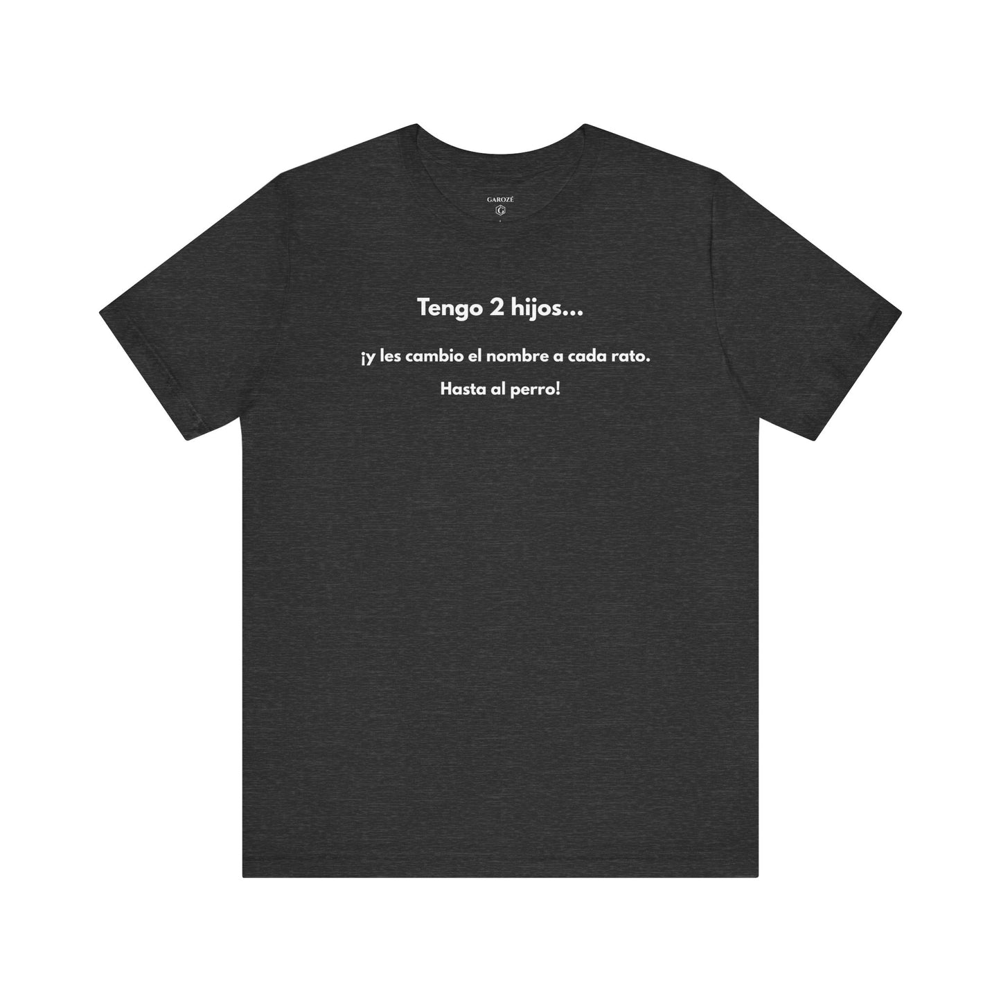 TENGO 2 HIJOS Y LES CAMBIO EL NOMBRE (¡HASTA AL PERRO!) - Camiseta Divertida en Español | (GAROZÉ) Edición Especial