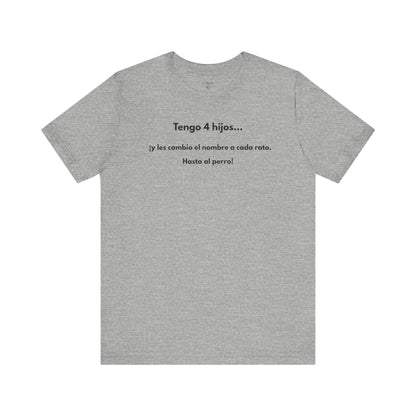 TENGO 4 HIJOS Y LES CAMBIO EL NOMBRE (¡HASTA AL PERRO!) - Camiseta Divertida en Español | (GAROZÉ) Edición Especial