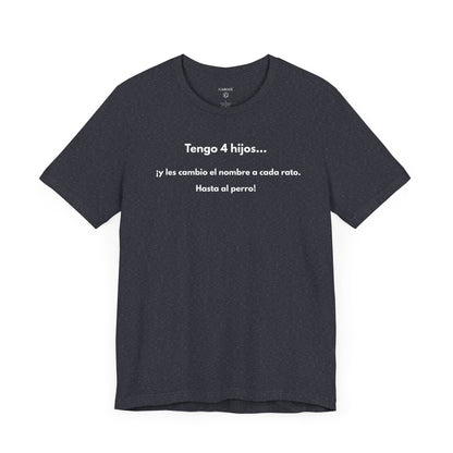 TENGO 4 HIJOS Y LES CAMBIO EL NOMBRE (¡HASTA AL PERRO!) - Camiseta Divertida en Español | GAROZÉ Edición Especial
