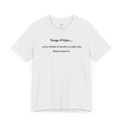 TENGO 4 HIJOS Y LES CAMBIO EL NOMBRE (¡HASTA AL PERRO!) - Camiseta Divertida en Español | (GAROZÉ) Edición Especial