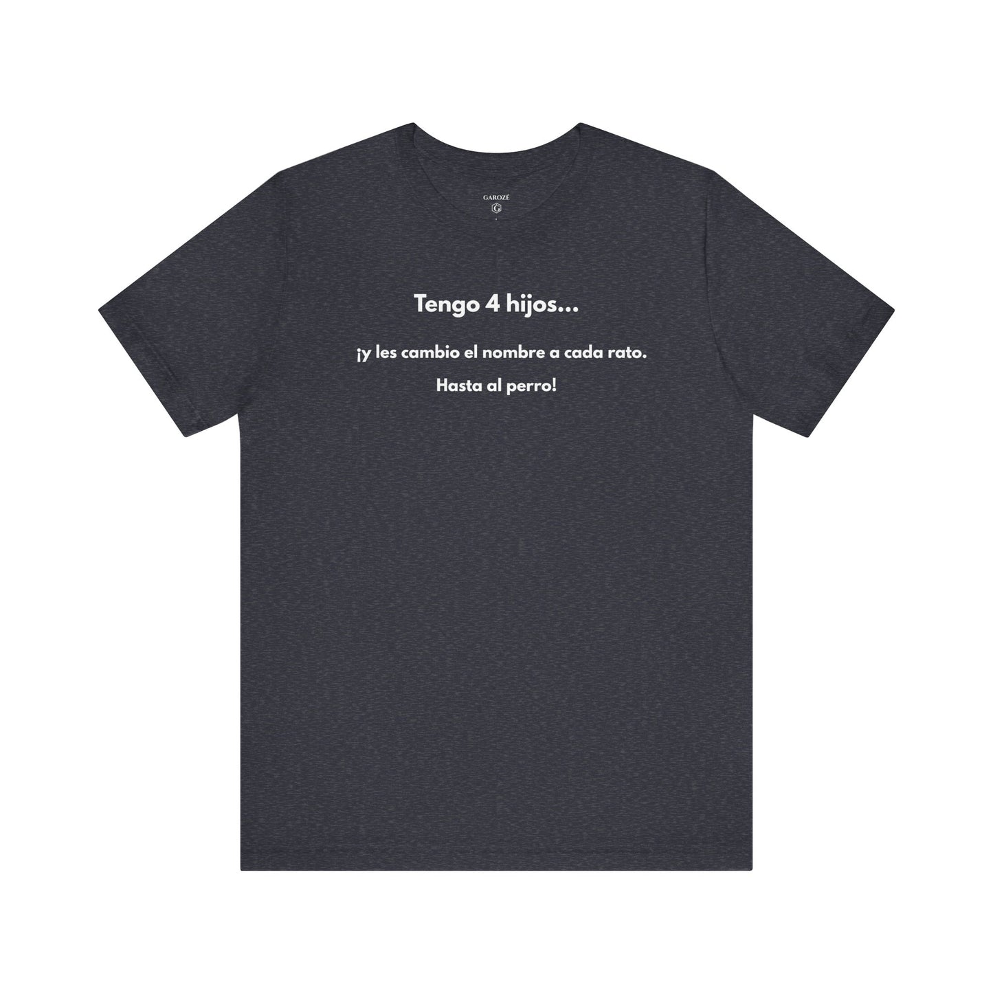 TENGO 4 HIJOS Y LES CAMBIO EL NOMBRE (¡HASTA AL PERRO!) - Camiseta Divertida en Español | GAROZÉ Edición Especial