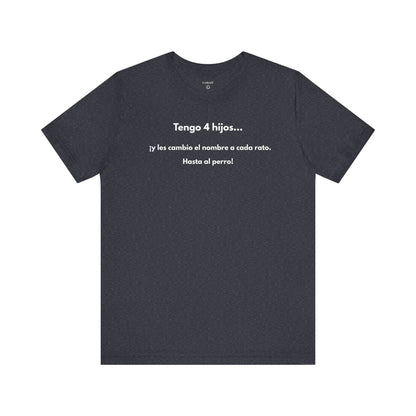 TENGO 4 HIJOS Y LES CAMBIO EL NOMBRE (¡HASTA AL PERRO!) - Camiseta Divertida en Español | GAROZÉ Edición Especial