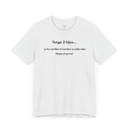TENGO 2 HIJOS Y LES CAMBIO EL NOMBRE (¡HASTA AL PERRO!) - Camiseta Divertida en Español | (GAROZÉ) Edición Especial