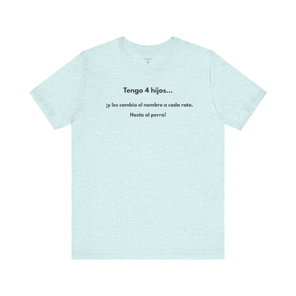 TENGO 4 HIJOS Y LES CAMBIO EL NOMBRE (¡HASTA AL PERRO!) - Camiseta Divertida en Español | (GAROZÉ) Edición Especial