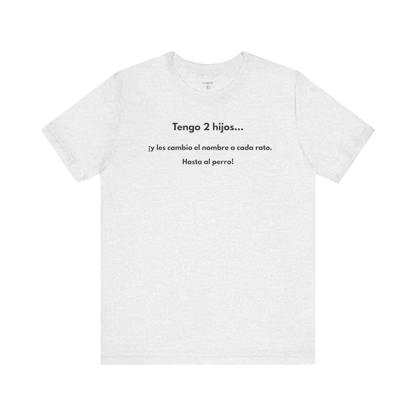 TENGO 2 HIJOS Y LES CAMBIO EL NOMBRE (¡HASTA AL PERRO!) - Camiseta Divertida en Español | (GAROZÉ) Edición Especial
