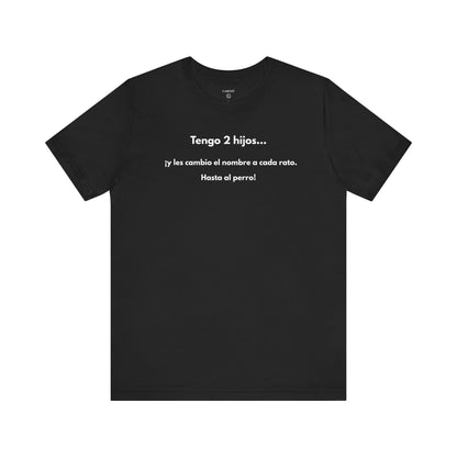 TENGO 2 HIJOS Y LES CAMBIO EL NOMBRE (¡HASTA AL PERRO!) - Camiseta Divertida en Español | (GAROZÉ) Edición Especial