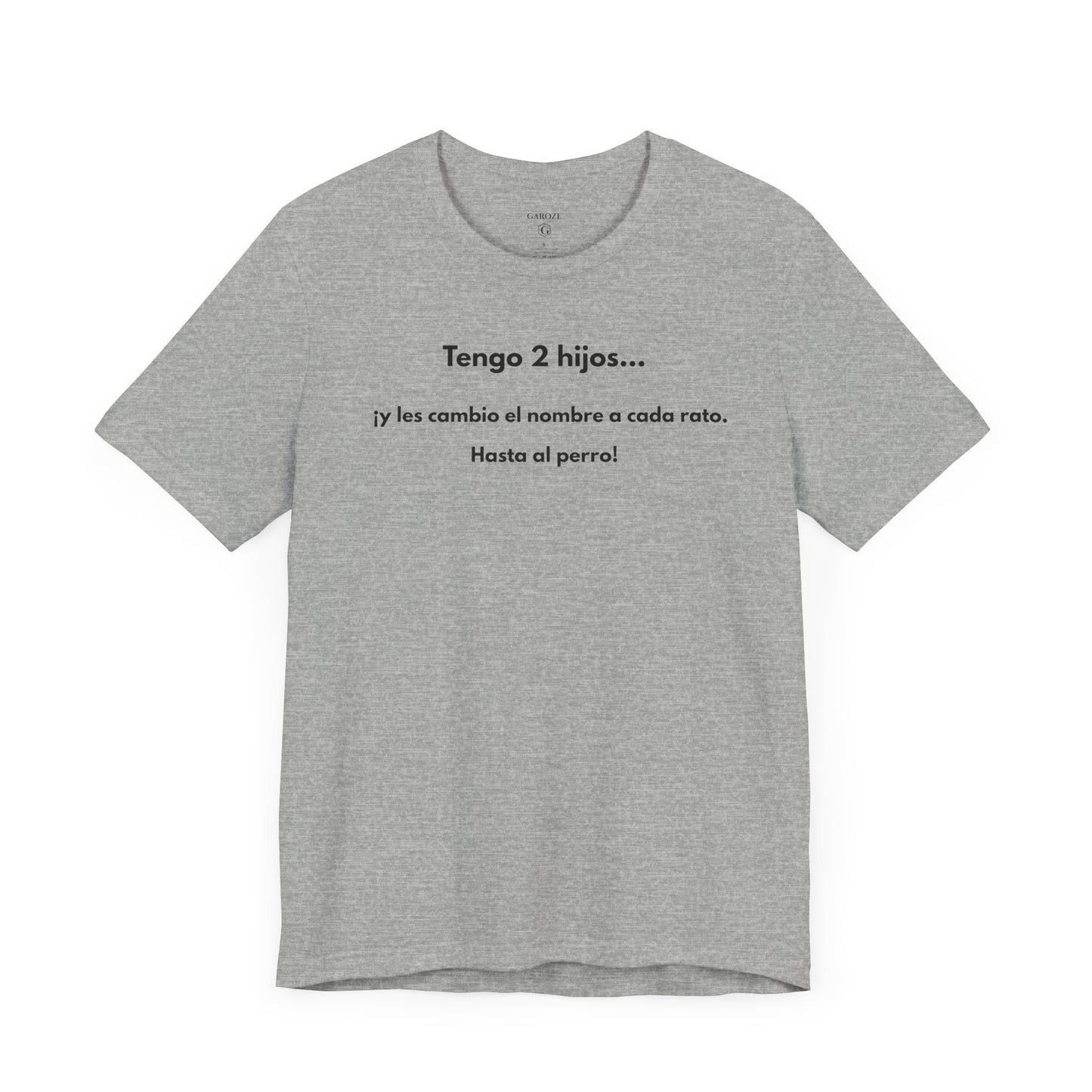 TENGO 2 HIJOS Y LES CAMBIO EL NOMBRE (¡HASTA AL PERRO!) - Camiseta Divertida en Español | (GAROZÉ) Edición Especial