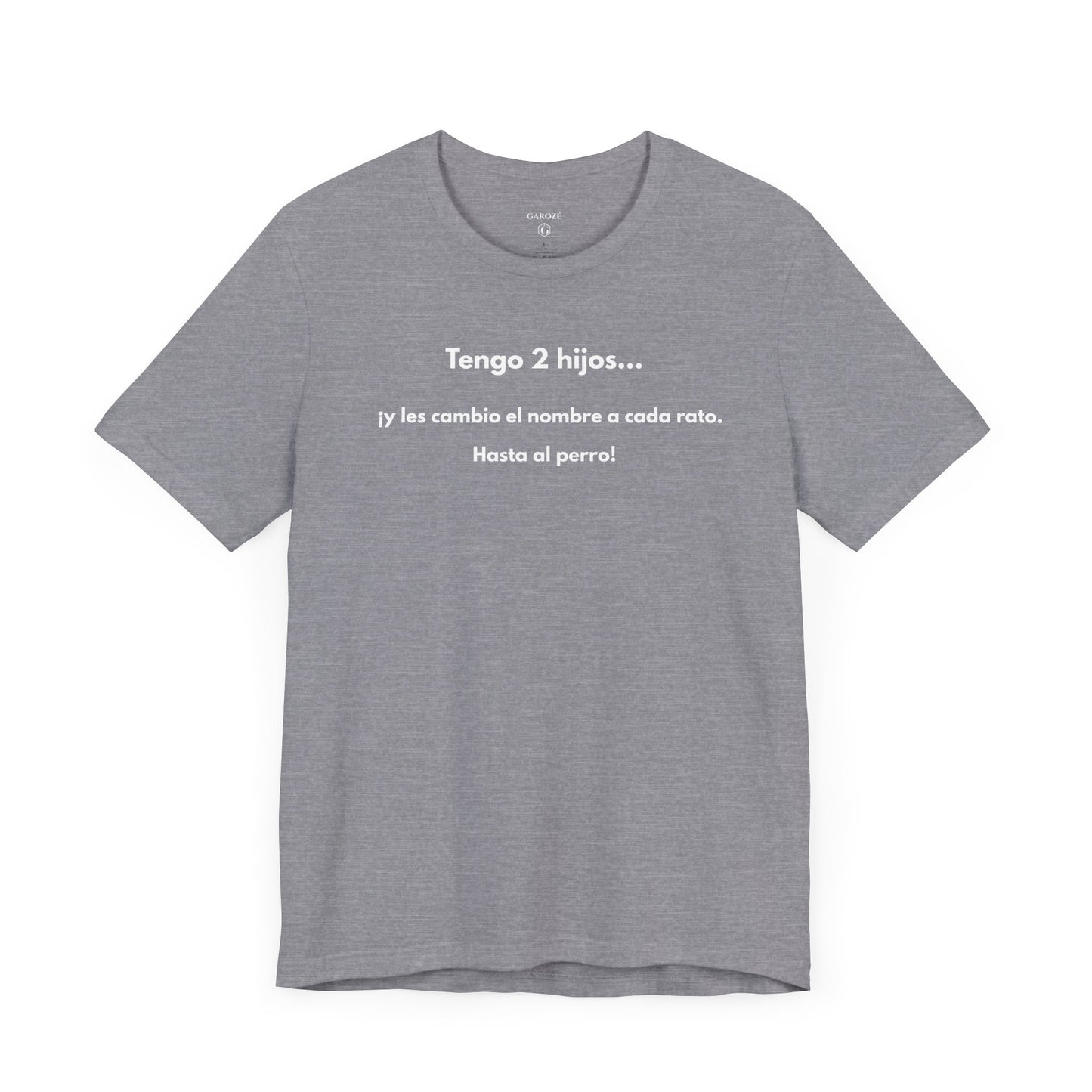 TENGO 2 HIJOS Y LES CAMBIO EL NOMBRE (¡HASTA AL PERRO!) - Camiseta Divertida en Español | (GAROZÉ) Edición Especial