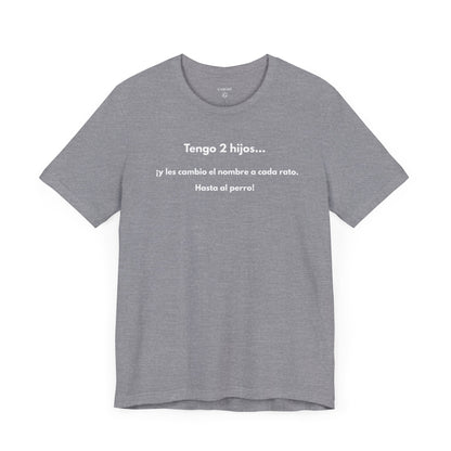 TENGO 2 HIJOS Y LES CAMBIO EL NOMBRE (¡HASTA AL PERRO!) - Camiseta Divertida en Español | (GAROZÉ) Edición Especial