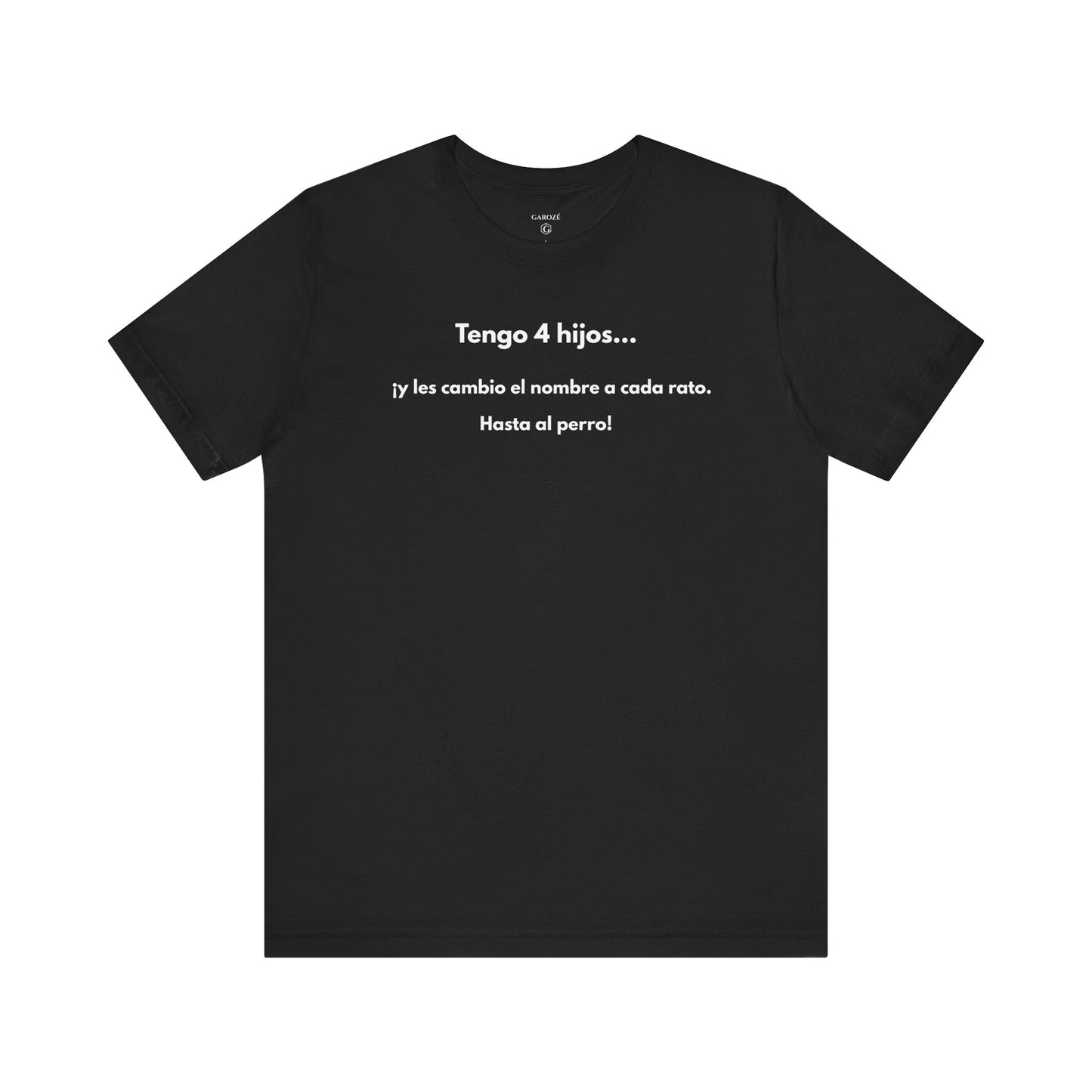 TENGO 4 HIJOS Y LES CAMBIO EL NOMBRE (¡HASTA AL PERRO!) - Camiseta Divertida en Español | GAROZÉ Edición Especial