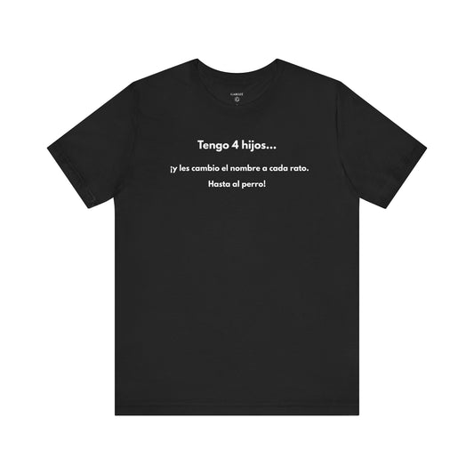 TENGO 4 HIJOS Y LES CAMBIO EL NOMBRE (¡HASTA AL PERRO!) - Camiseta Divertida en Español | GAROZÉ Edición Especial