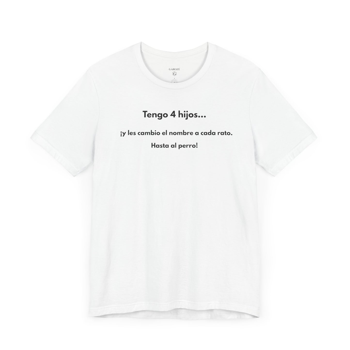 TENGO 4 HIJOS Y LES CAMBIO EL NOMBRE (¡HASTA AL PERRO!) - Camiseta Divertida en Español | (GAROZÉ) Edición Especial