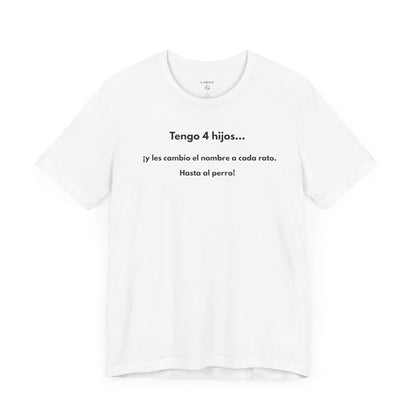 TENGO 4 HIJOS Y LES CAMBIO EL NOMBRE (¡HASTA AL PERRO!) - Camiseta Divertida en Español | (GAROZÉ) Edición Especial