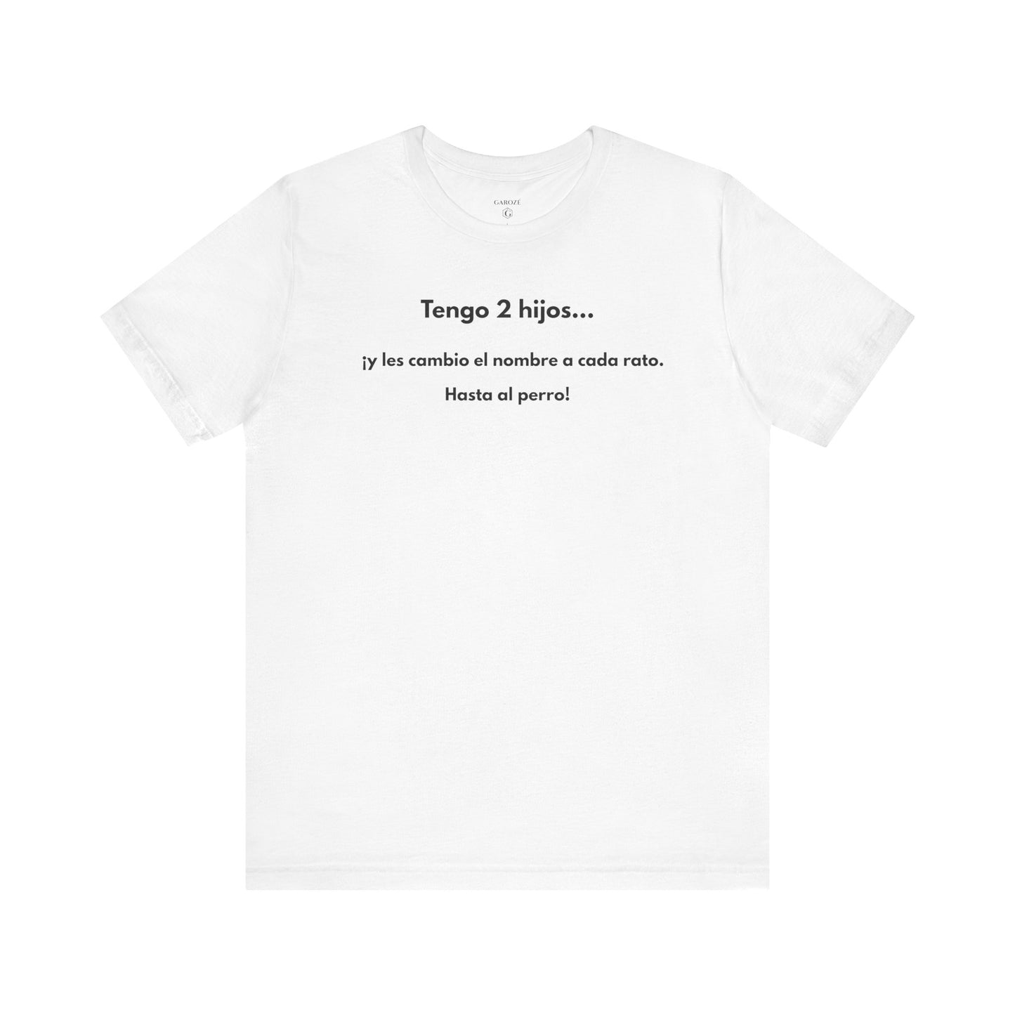 TENGO 2 HIJOS Y LES CAMBIO EL NOMBRE (¡HASTA AL PERRO!) - Camiseta Divertida en Español | (GAROZÉ) Edición Especial