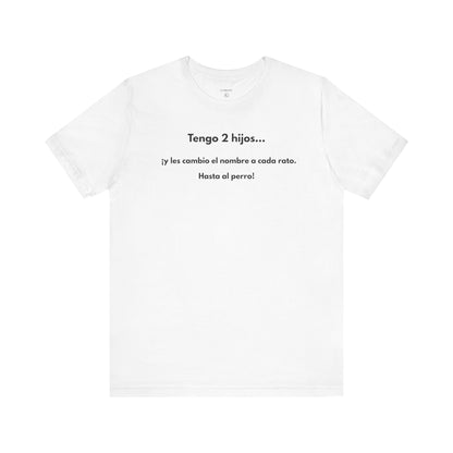 TENGO 2 HIJOS Y LES CAMBIO EL NOMBRE (¡HASTA AL PERRO!) - Camiseta Divertida en Español | (GAROZÉ) Edición Especial