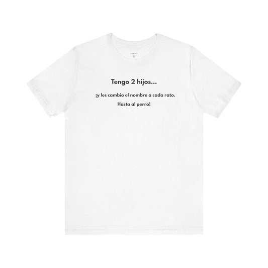 TENGO 2 HIJOS Y LES CAMBIO EL NOMBRE (¡HASTA AL PERRO!) - Camiseta Divertida en Español | (GAROZÉ) Edición Especial