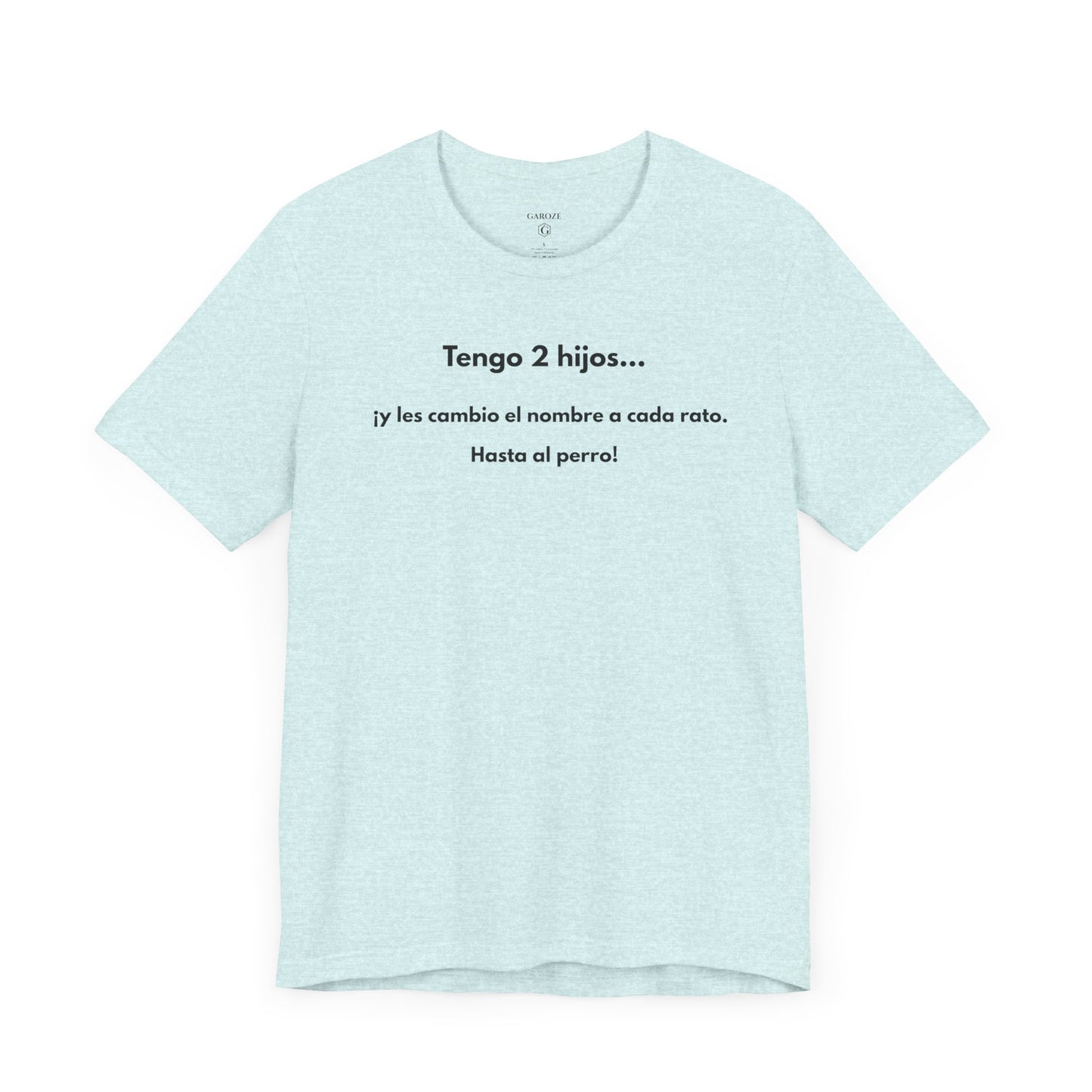 TENGO 2 HIJOS Y LES CAMBIO EL NOMBRE (¡HASTA AL PERRO!) - Camiseta Divertida en Español | (GAROZÉ) Edición Especial