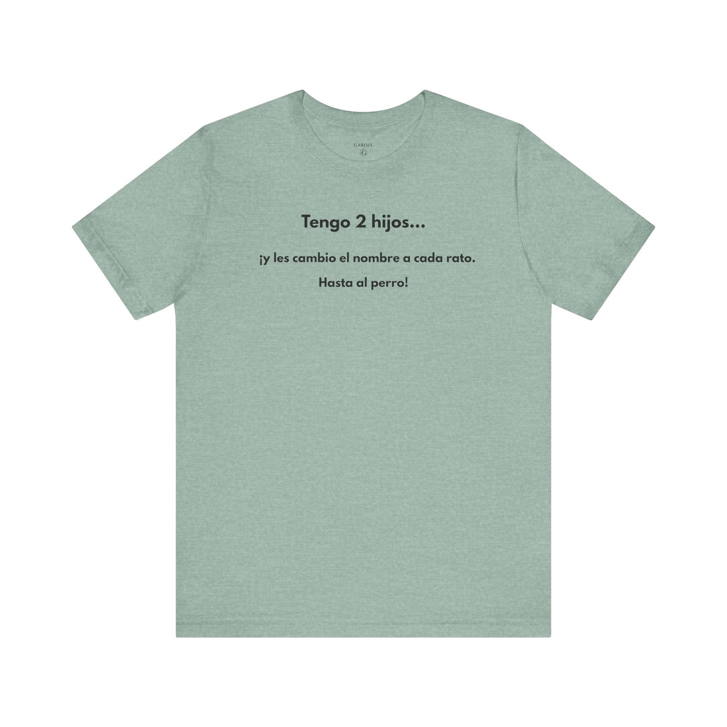 TENGO 2 HIJOS Y LES CAMBIO EL NOMBRE (¡HASTA AL PERRO!) - Camiseta Divertida en Español | (GAROZÉ) Edición Especial