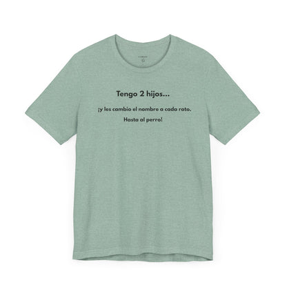 TENGO 2 HIJOS Y LES CAMBIO EL NOMBRE (¡HASTA AL PERRO!) - Camiseta Divertida en Español | (GAROZÉ) Edición Especial