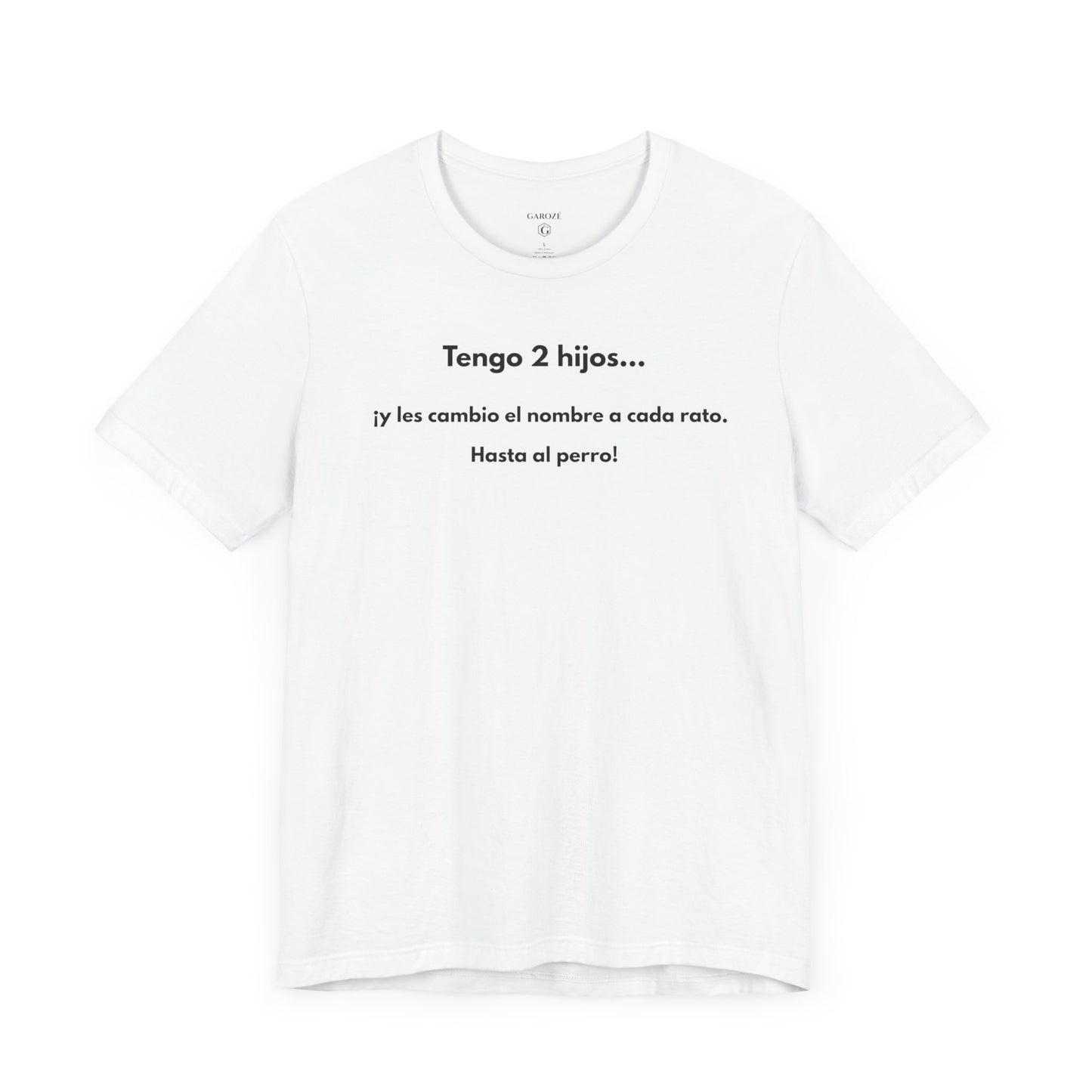 TENGO 2 HIJOS Y LES CAMBIO EL NOMBRE (¡HASTA AL PERRO!) - Camiseta Divertida en Español | (GAROZÉ) Edición Especial