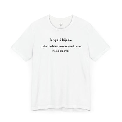 TENGO 2 HIJOS Y LES CAMBIO EL NOMBRE (¡HASTA AL PERRO!) - Camiseta Divertida en Español | (GAROZÉ) Edición Especial