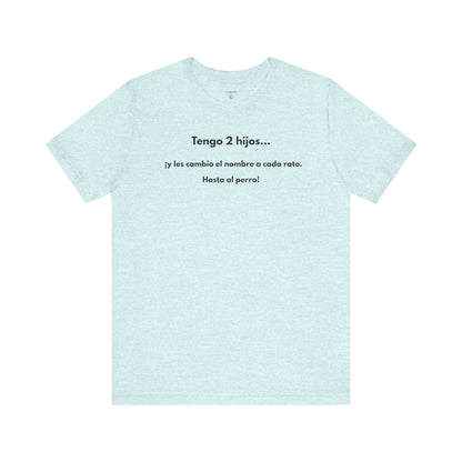 TENGO 2 HIJOS Y LES CAMBIO EL NOMBRE (¡HASTA AL PERRO!) - Camiseta Divertida en Español | (GAROZÉ) Edición Especial