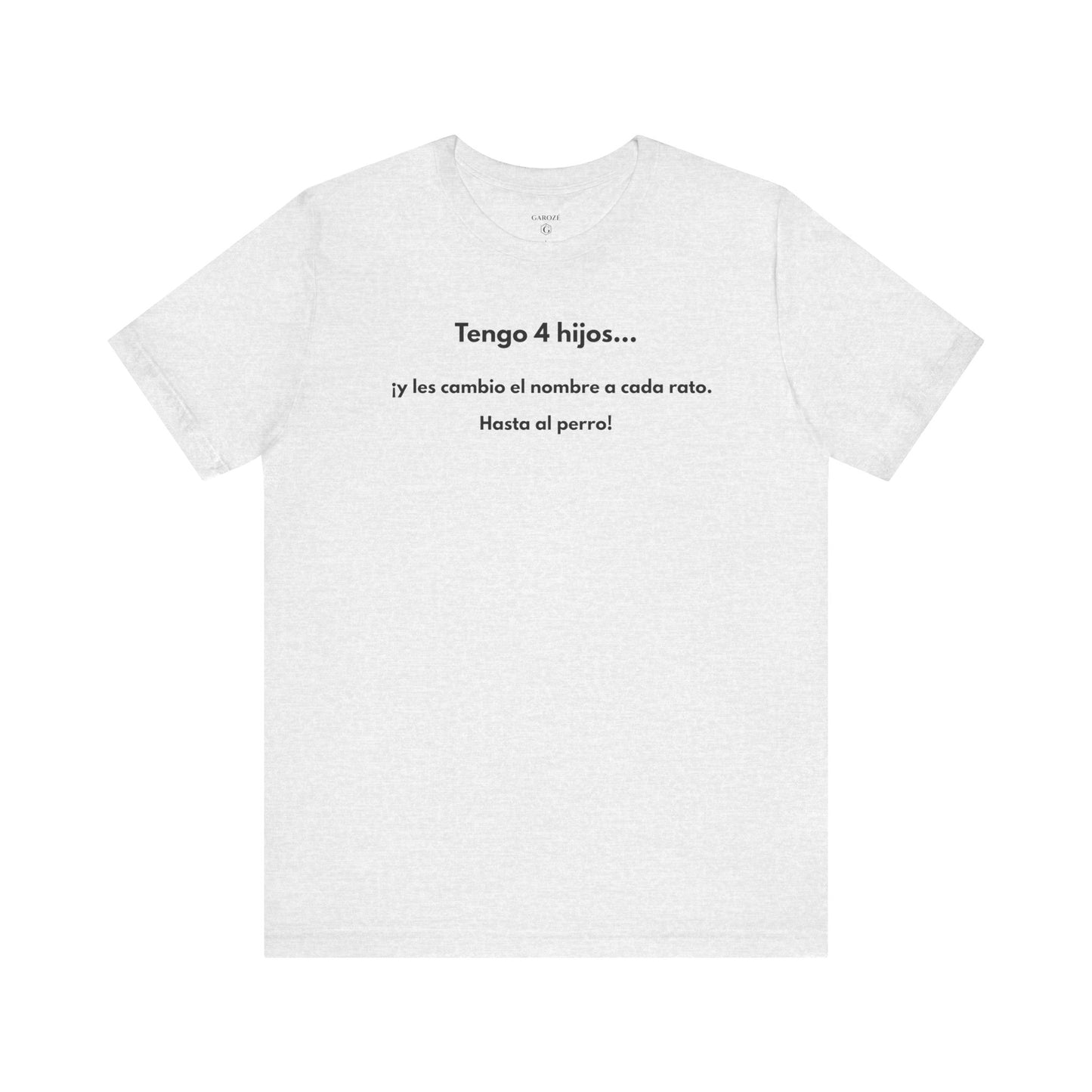 TENGO 4 HIJOS Y LES CAMBIO EL NOMBRE (¡HASTA AL PERRO!) - Camiseta Divertida en Español | (GAROZÉ) Edición Especial