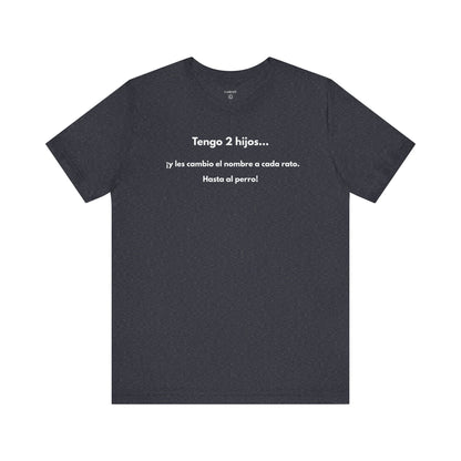 TENGO 2 HIJOS Y LES CAMBIO EL NOMBRE (¡HASTA AL PERRO!) - Camiseta Divertida en Español | (GAROZÉ) Edición Especial