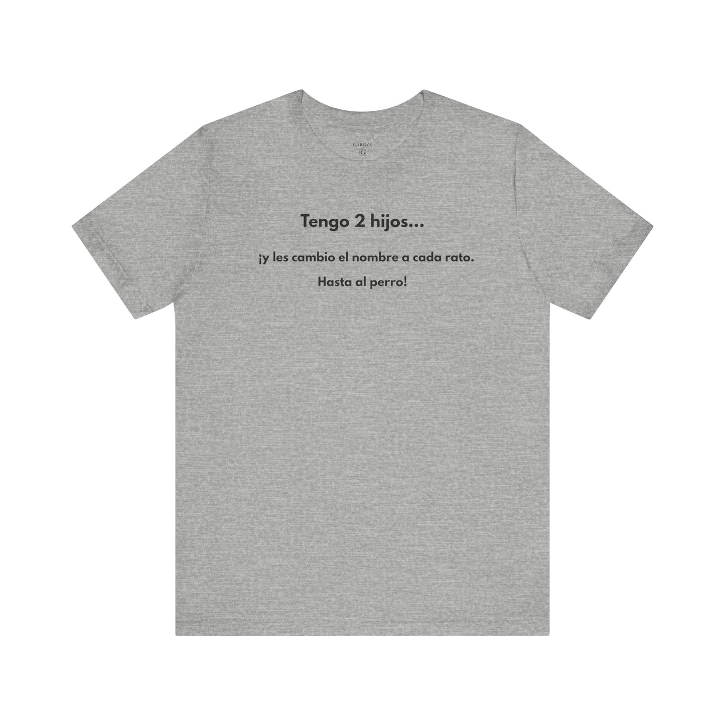 TENGO 2 HIJOS Y LES CAMBIO EL NOMBRE (¡HASTA AL PERRO!) - Camiseta Divertida en Español | (GAROZÉ) Edición Especial