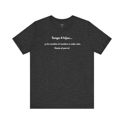 TENGO 4 HIJOS Y LES CAMBIO EL NOMBRE (¡HASTA AL PERRO!) - Camiseta Divertida en Español | GAROZÉ Edición Especial