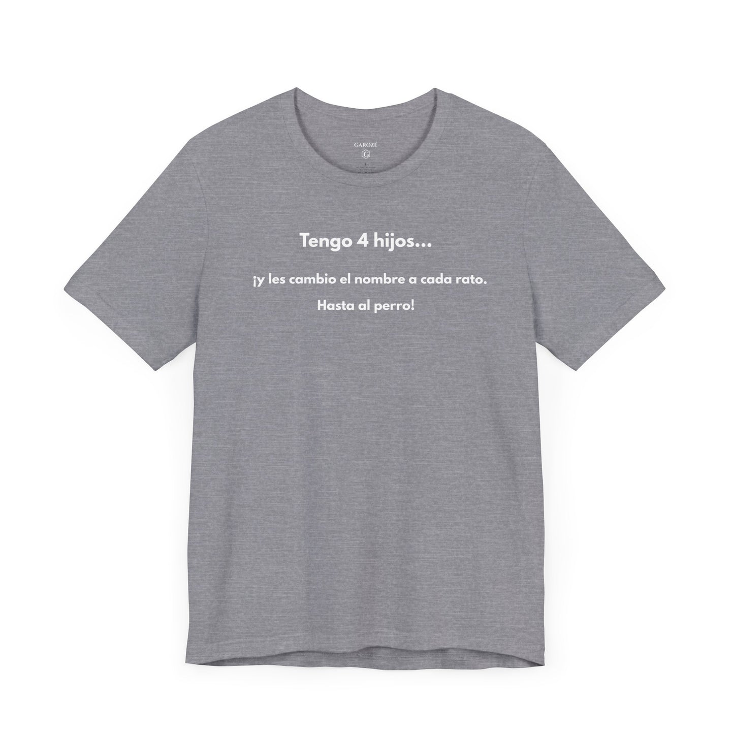 TENGO 4 HIJOS Y LES CAMBIO EL NOMBRE (¡HASTA AL PERRO!) - Camiseta Divertida en Español | GAROZÉ Edición Especial