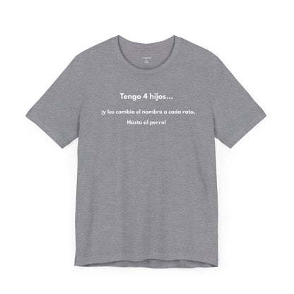 TENGO 4 HIJOS Y LES CAMBIO EL NOMBRE (¡HASTA AL PERRO!) - Camiseta Divertida en Español | GAROZÉ Edición Especial
