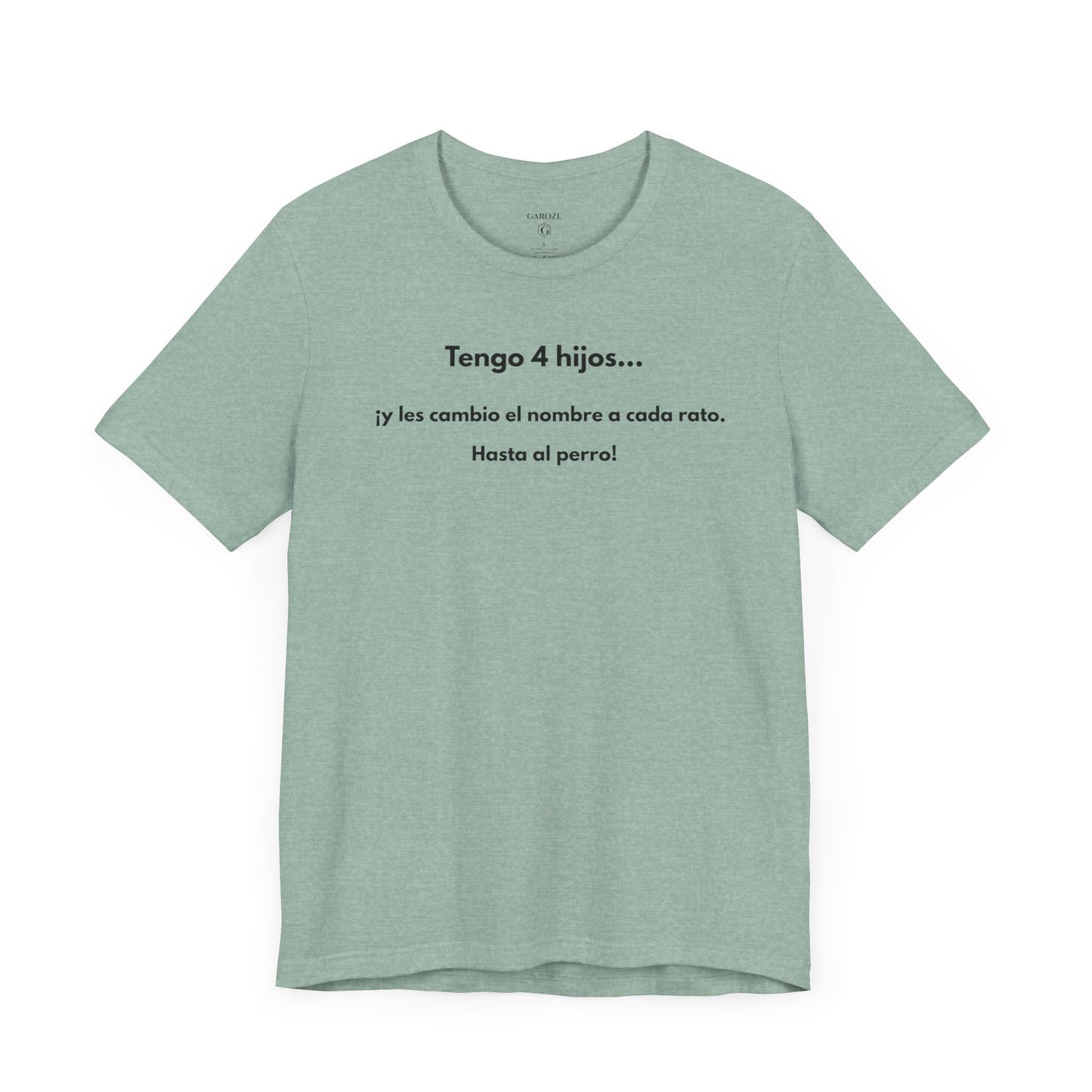 TENGO 4 HIJOS Y LES CAMBIO EL NOMBRE (¡HASTA AL PERRO!) - Camiseta Divertida en Español | (GAROZÉ) Edición Especial